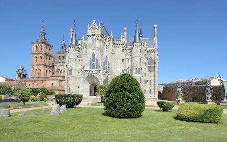 Astorga med arvet från Gaudí - vinbesök i grotta - Léon image