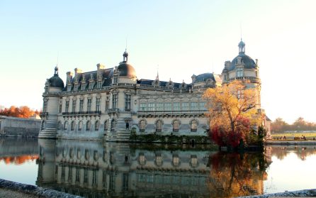 Slottsprakt på Château Chantilly med dressyruppvisning image