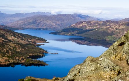 Djupblå Loch Katrine, smycket Callander och majestätiska Stirling Castle image