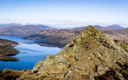 Glittrande lochs och ruvande borgar image