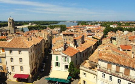 Marknad i vackra romerska Arles - Alpillernas konststäder image