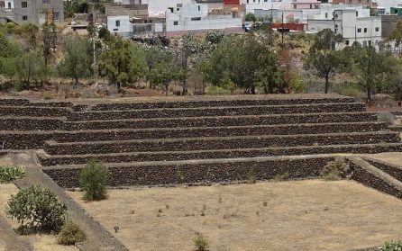 Vulkanlandskap och Thor Heyerdahls pyramider image
