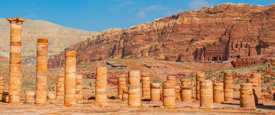 Jordanien med klippstaden Petra, Röda och Döda havet hero image