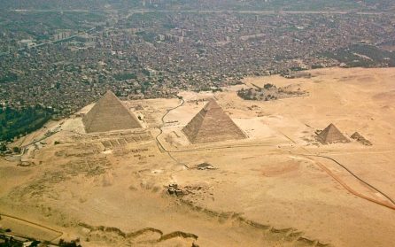 Människan räds tiden - tiden räds pyramiderna image