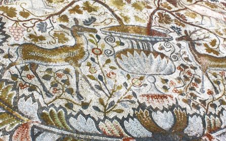En ryktbar stad på vägen mot Meteoras branta klippor image