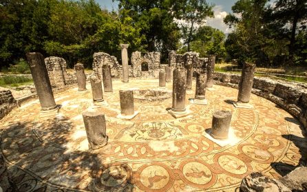 Staden Butrint med utsikt mot Corfu – ett mikrokosmos av antiken image
