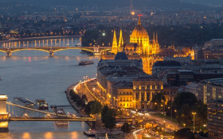 På vackra tågrälsar genom kulturstäder och förbi mäktiga floder image