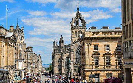 Edinburghs historiska kvarter och ett kungligt fartyg image